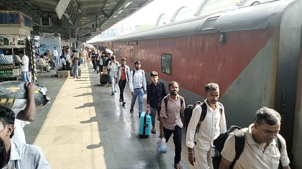 दिवाली-छठ पर रेलवे स्टेशनों पर महासंग्राम: 12 घंटे लाइन में खड़े यात्री