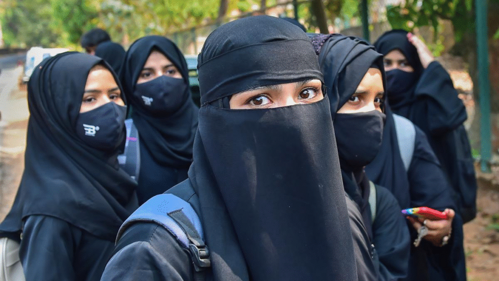 केरल हिजाब विवाद पर भड़का राजनीतिक टकराव, स्कूल बंद