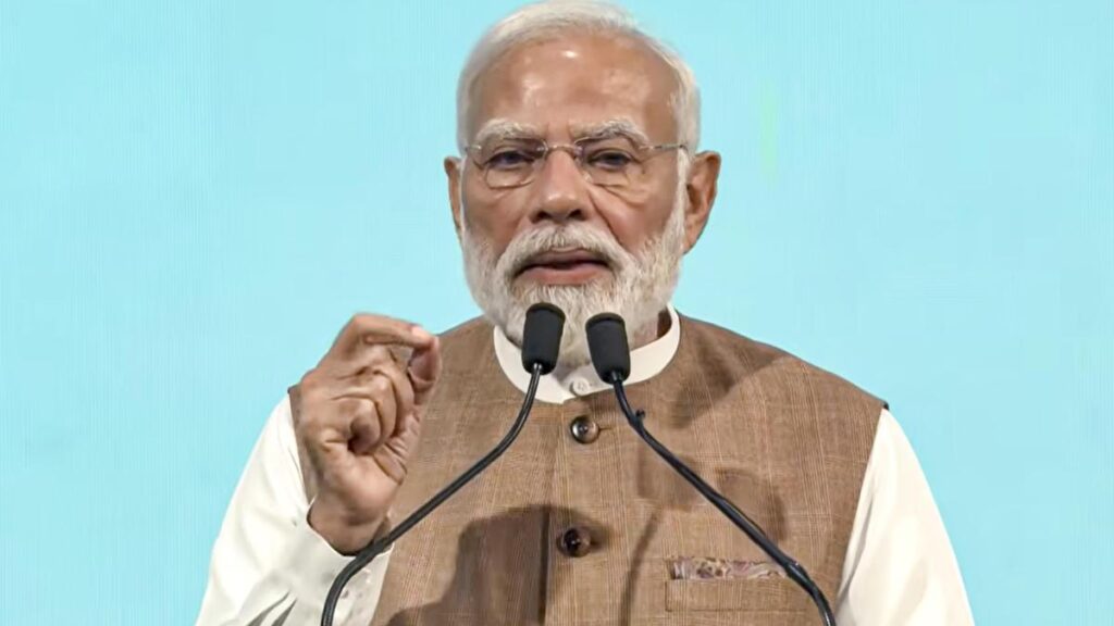 बिहार में गरजे पीएम मोदी: “RJD ने कांग्रेस को डरा-धमकाकर छीना सीएम पद”