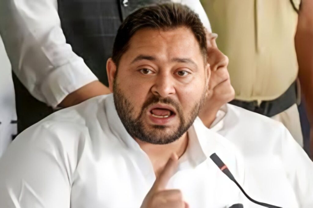 हेलीकॉप्टर में हाथ-मुंह धोते दिखे बिहार के पूर्व डिप्टी सीएम तेजस्वी यादव, बोतल फेंकने के वीडियो पर मचा बवाल
