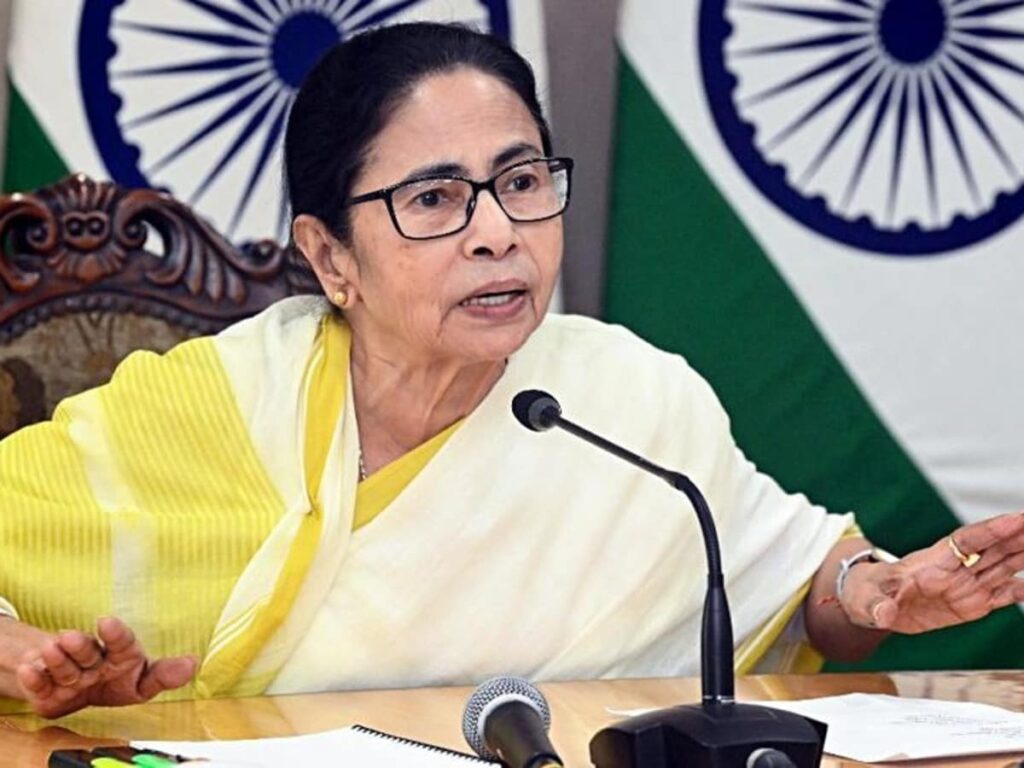 महिला सुरक्षा या महिला पर सवाल? — ममता बनर्जी के बयान ने सोच की सीमाएँ दिखा दीं