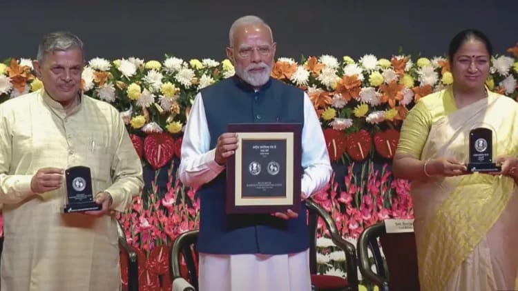 पीएम मोदी ने आरएसएस की शताब्दी पर विशेष स्मारक डाक टिकट और सिक्का किया जारी पीएम मोदी ने आरएसएस की शताब्दी पर विशेष स्मारक डाक टिकट और सिक्का किया जारी