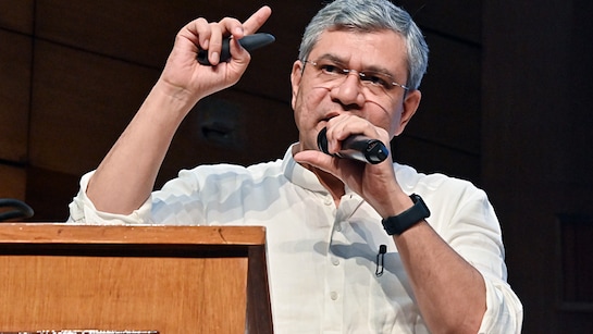 रेल मंत्री अश्विनी वैष्णव ने देशभर के 76 रेलवे स्टेशनों पर यात्री होल्डिंग एरिया विकसित करने की योजना को मंजूरी दी