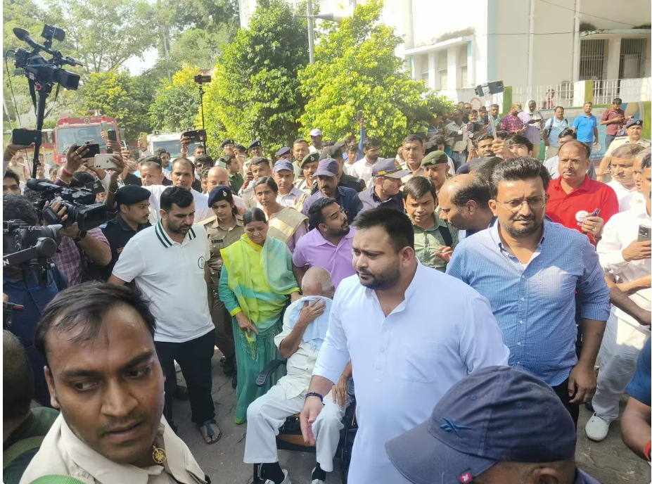 तेजस्वी यादव ने राघोपुर से भरा नामांकन, चुनावी शंखनाद हुआ तेज़