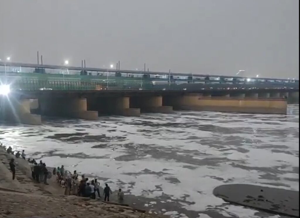 यमुना साफ है तो 1 लीटर पानी पीकर दिखाएं CM और मंत्री