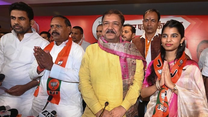 बीजेपी ने जारी की 12 प्रत्याशियों की दूसरी लिस्ट, मैथिली ठाकुर को अलीनगर से मिला टिकट
