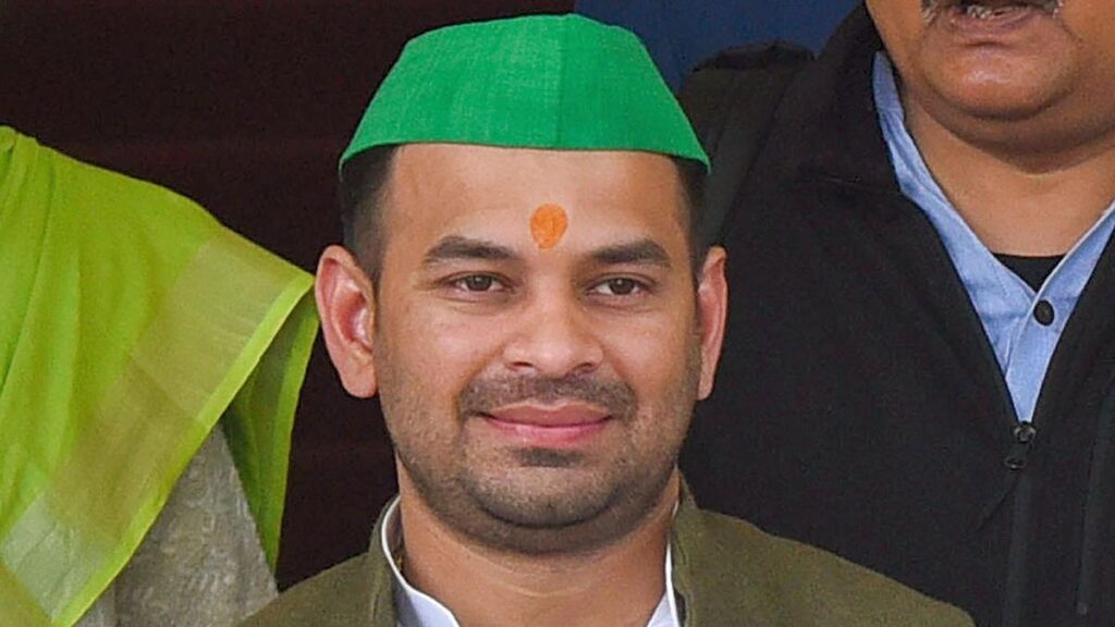 प्रचार करने पहुंचे तेज प्रताप को RJD समर्थकों ने खदेड़ा, ‘तेजस्वी जिंदाबाद’ के लगे नारे — लालू परिवार की कलह अब सड़क पर प्रचार करने पहुंचे तेज प्रताप को RJD समर्थकों ने खदेड़ा, ‘तेजस्वी जिंदाबाद’ के लगे नारे — लालू परिवार की कलह अब सड़क पर