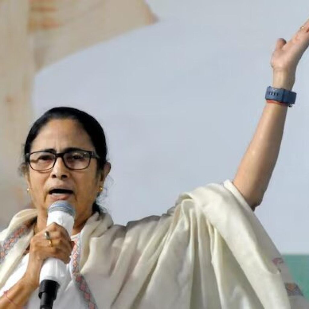 त्रिपुरा विवाद: TMC प्रतिनिधिमंडल को रोकने पर बिफरीं सीएम ममता त्रिपुरा विवाद TMC प्रतिनिधिमंडल को रोकने पर बिफरीं सीएम ममता