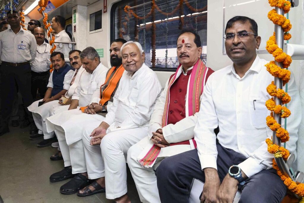 पटना में दौड़ी मेट्रो, सीएम नीतीश ने दिखाई हरी झंडी पटना में दौड़ी मेट्रो सीएम नीतीश ने दिखाई हरी झंडी