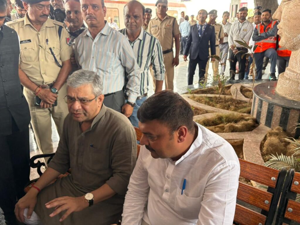 वडनगर स्टेशन का निरीक्षण: रेल मंत्री ने स्थानीय मांगें सुनीं वडनगर स्टेशन का निरीक्षण रेल मंत्री ने स्थानीय मांगें सुनीं