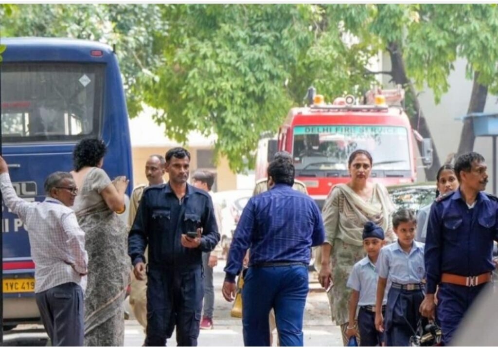 लाल किला ब्लास्ट के बाद दिल्ली में नई दहशत! तीन बड़े कोर्टों को बम से उड़ाने की धमकी