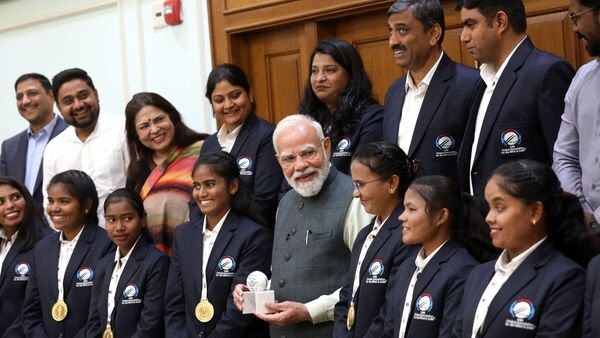 ब्लाइंड महिला टी -20 वर्ल्ड कप विजेता टीम ने प्रधानमंत्री मोदी के आवास पर की मुलाकात