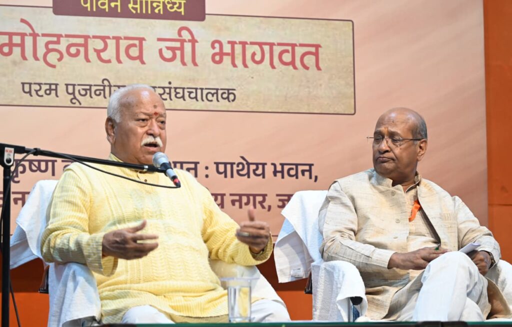 शोधार्थियों को समाज से सीधा संवाद करना होगा: भागवत