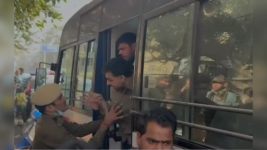 झंडेवालान में एमसीडी का बुलडोजर अभियान, कार्रवाई पर भड़के स्थानीय लोग