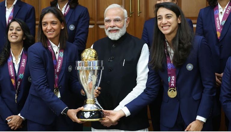 विश्व विजेता भारतीय महिला क्रिकेट टीम ने PM मोदी से की मुलाकात, मनाया ऐतिहासिक जीत का जश्न