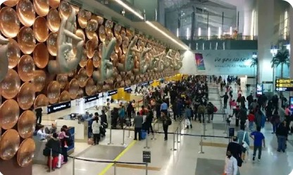दिल्ली एयरपोर्ट ATC ठप, 100+ फ्लाइट्स लेट | IGI तकनीकी खराबी