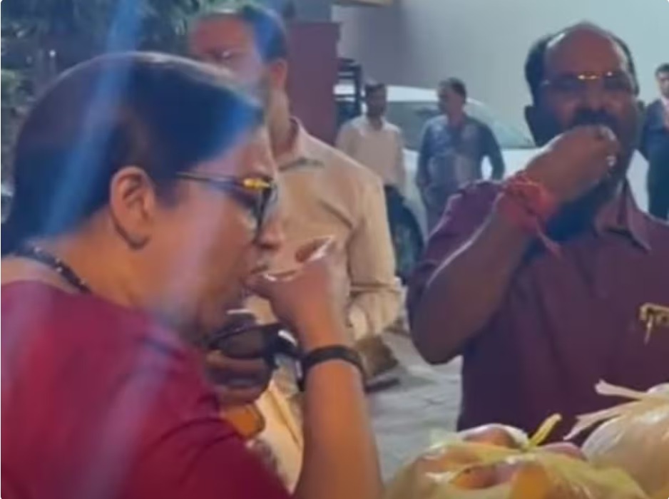 ‘हमको मीठा दीजिएगा’: स्मृति ईरानी ने चखे गोलगप्पे