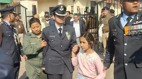 तेजस क्रैश में शहीद नमांश को उनकी पायलट पत्नी की आखिरी विदाई