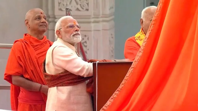 राम मंदिर में पीएम मोदी ने किया ध्वजारोहण
