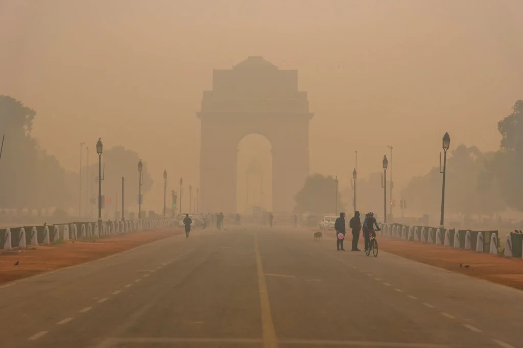 दिल्ली NCR में बढ़ा प्रदूषण संकट! लगेगा वर्क फ्रॉम होम, हवा ‘इमरजेंसी’ स्तर पर