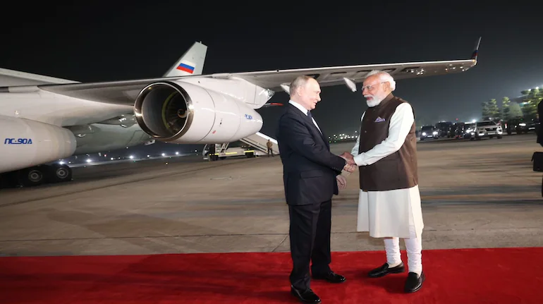 स्वागत है राष्ट्रपति पुतिन प्रधानमंत्री मोदी ने प्रोटोकोल तोड़कर रूसी राष्ट्रपति का हवाईअड्डे पर किया स्वागत