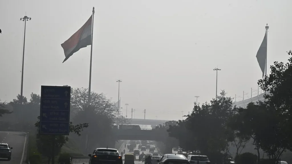 दिल्ली एनसीआर की हवा हुई कुछ साफ, धूप और हवाओं ने दिया सुकून