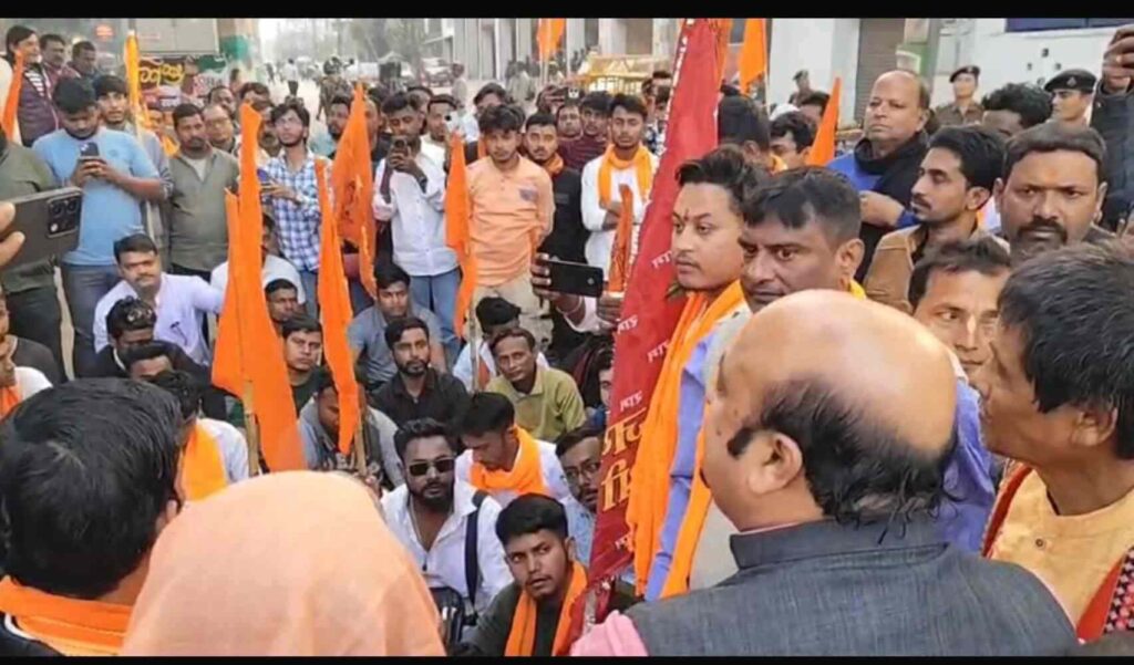 बांग्लादेश में अल्पसंख्यकों पर हिंसा के खिलाफ अगरतला में बजरंग दल का बड़ा प्रदर्शन