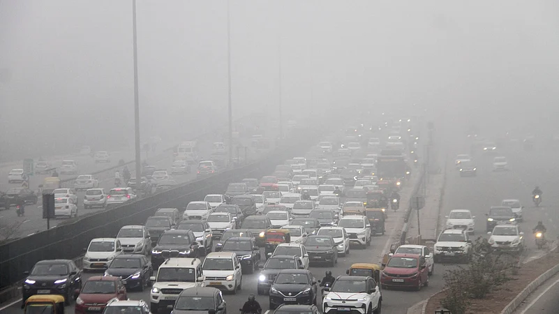 कोहरे ने थामी रफ्तार: 110 ट्रेनें और 224 फ्लाइट्स देरी से, यात्री परेशान