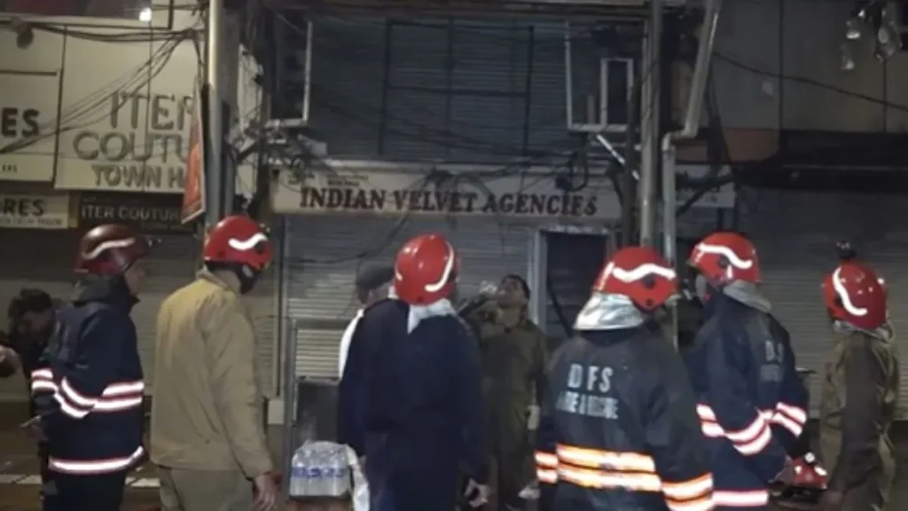 चाँदनी चौक में कपड़ा शोरूम में भीषण आग, लाखों का सामान राख चाँदनी चौक में कपड़ा शोरूम में भीषण आग, लाखों का सामान राख