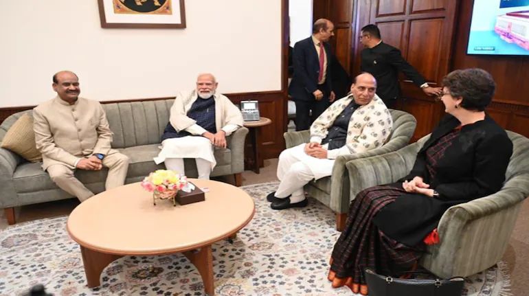 पीएम मोदी और राजनाथ के साथ नजर आईं प्रियंका गांधी