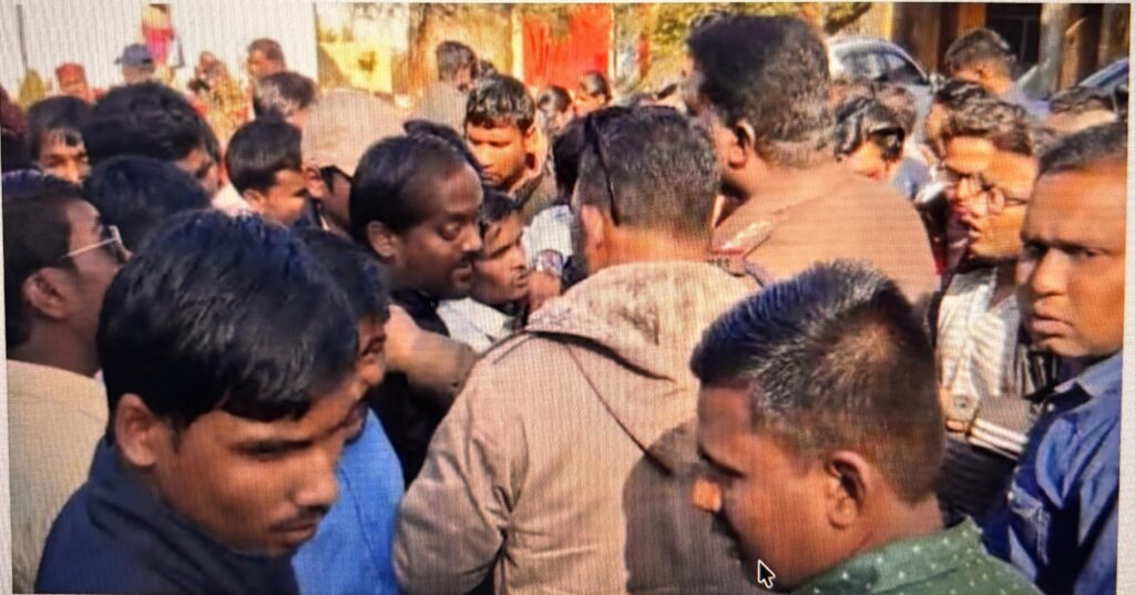 नेत्रहीन छात्रों के कथित धर्मांतरण का आरोप, हिन्दू संगठनों का हंगामा जबलपुर: नेत्रहीन छात्रों के कथित धर्मांतरण का आरोप, हिन्दू संगठनों का हंगामा