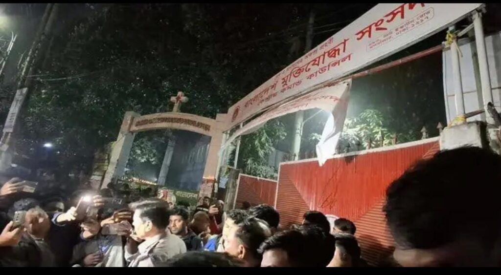 ढाका के मोगबाजार में बम धमाका, एक युवक की मौत से दहशत ढाका के मोगबाजार में बम धमाका, एक युवक की मौत से दहशत