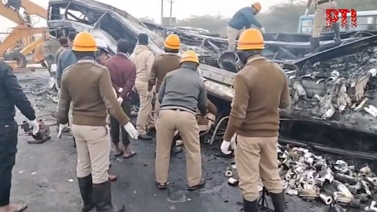 कर्नाटक के चित्रदुर्ग ज़िले में हुए भीषण बस हादसे में 10 लोगों की मौत कर्नाटक के चित्रदुर्ग ज़िले में हुए भीषण बस हादसे में 10 लोगों की मौत