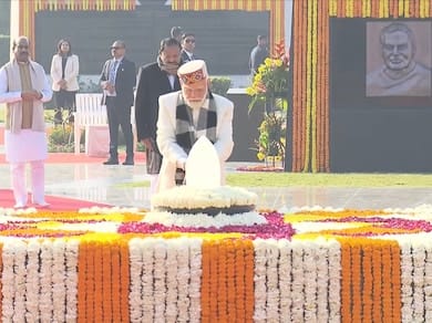 ‘सदैव अटल’ पहुँचे प्रधानमंत्री मोदी, अटल बिहारी वाजपेयी को दी श्रद्धांजलि ‘सदैव अटल’ पहुँचे प्रधानमंत्री मोदी, अटल बिहारी वाजपेयी को दी श्रद्धांजलि