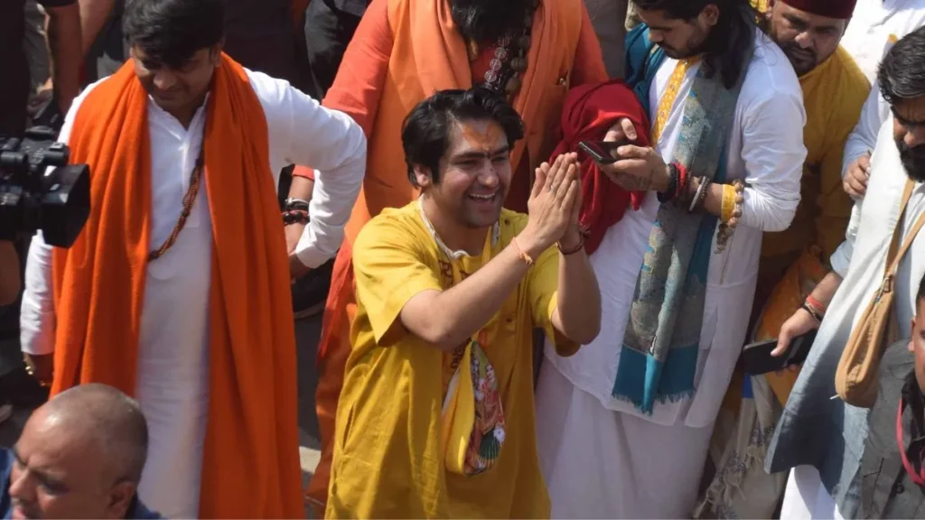 धीरेंद्र शास्त्री का कोलकाता में बड़ा संदेश: “देश को जोड़ने वाली सनातनी सोच चाहिए, लड़ाने वाली तनातनी नहीं”