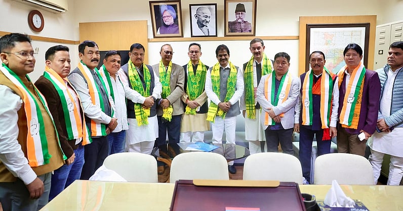 असम के पूर्व विधायक समेत चार नेता कांग्रेस में शामिल असम के पूर्व विधायक समेत चार नेता कांग्रेस में शामिल