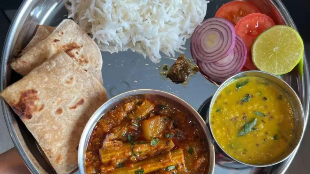 दिल्ली में 5 रुपये में भरपेट भोजन, अटल जयंती पर 100 अटल कैंटीन की शुरुआत