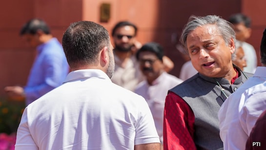 राहुल की बैठक से आज फिर गायब शशि थरूर
