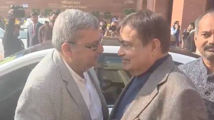 टीएमसी सांसद और गडकरी में घुसपैठियों पर मजाकिया अंदाज में सवाल-जवाब टीएमसी सांसद और गडकरी में घुसपैठियों पर मजाकिया अंदाज में सवाल-जवाब