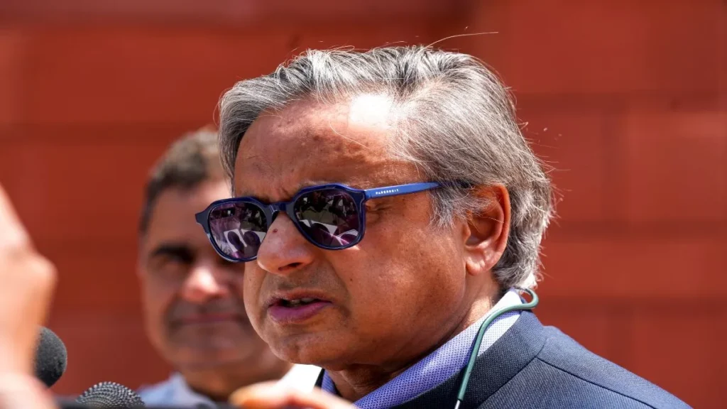 भागते हुए सीडब्ल्यूसी बैठक में पहुंचे शशि थरूर, एकजुटता का दिया संकेत भागते हुए सीडब्ल्यूसी बैठक में पहुंचे शशि थरूर, एकजुटता का दिया संकेत