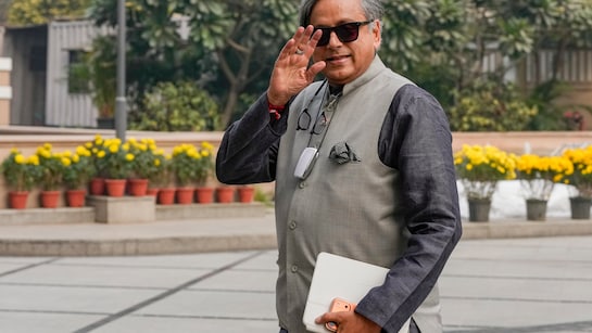 आरएसएस से अनुशासन सीखने की बात पर थरूर ने दिग्विजय सिंह का साथ दिया