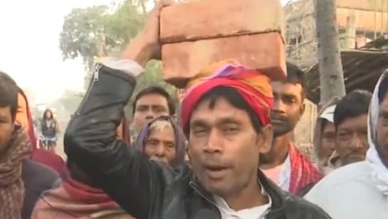 सिर पर ईंट लिए निकले सफीकुल, बेलडांगा में आज मस्जिद की नींव रखेंगे हुमायूं कबीर