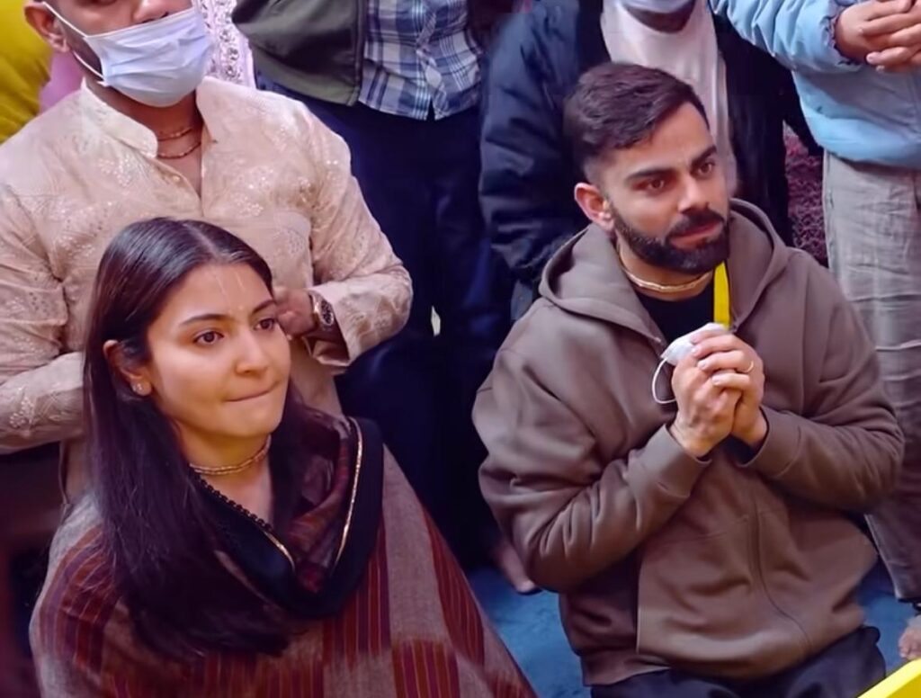 संत प्रेमानंद महाराज से मिले विराट-अनुष्का, भावुक हुईं अनुष्का शर्मा संत प्रेमानंद महाराज से मिले विराट-अनुष्का, भावुक हुईं अनुष्का शर्मा