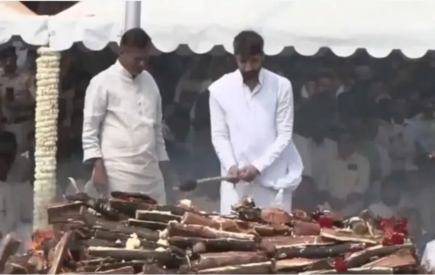 महाराष्ट्र के उप मुख्यमंत्री अजित पवार का अंतिम संस्कार, बेटे पार्थ और जय पवार ने दी मुखाग्नि