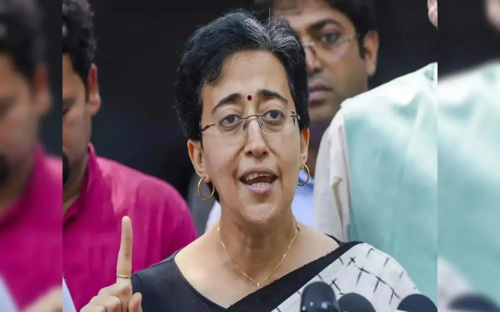 सिख गुरुओं से जुड़ी टिप्पणी पर सख़्ती, विधानसभा सचिवालय का आतिशी को नोटिस