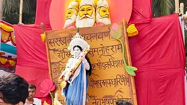 धर्म की सीमाओं से ऊपर विद्या का उत्सव: बांग्लादेश में सरस्वती पूजा का व्यापक स्वरूप