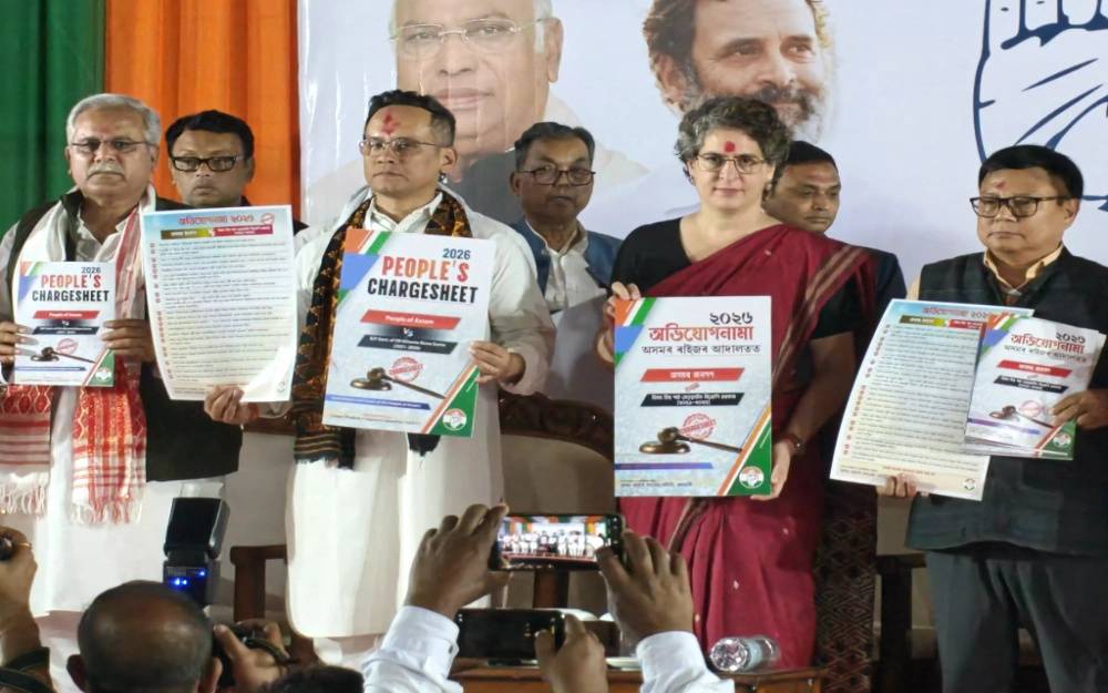 प्रियंका गांधी : असम राज्य सरकार के खिलाफ 20 सूत्रीय “चार्जशीट” जारी प्रियंका गांधी : असम राज्य सरकार के खिलाफ 20 सूत्रीय “चार्जशीट” जारी