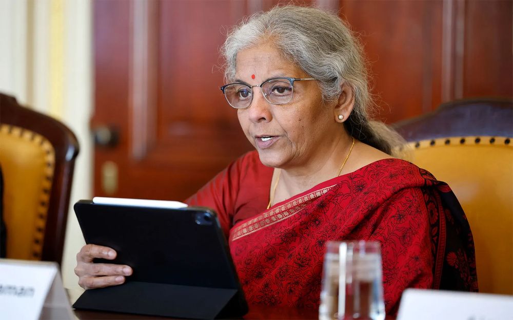 एसटीटी बढ़ोतरी सट्टेबाज़ी रोकने के लिए: सीतारमण बजट 2026 में एसटीटी बढ़ोतरी का असर, एनडीटीवी प्रॉफिट कॉन्क्लेव में सीतारमण का बयान, फ्यूचर्स और ऑप्शंस पर एसटीटी वृद्धि समाचार, एफआईआई आउटफ्लो के बीच खुदरा निवेशकों की भूमिका, डेरिवेटिव ट्रेडिंग पर सरकार की सख्ती