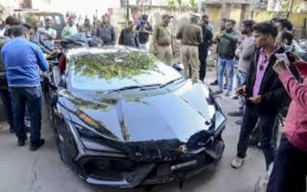 कानपुर : कारोबारी के बेटे की लैम्बॉर्गिनी ने मचाया तांडव, 6 लोग घायल कानपुर : कारोबारी के बेटे की लैम्बॉर्गिनी ने मचाया तांडव, 6 लोग घायल