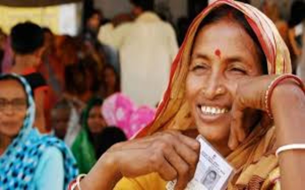 महिला खातों में धन, विपक्ष में हलचल: बदलती चुनावी राजनीति का संकेत महिला खातों में धन, विपक्ष में हलचल: बदलती चुनावी राजनीति का संकेत